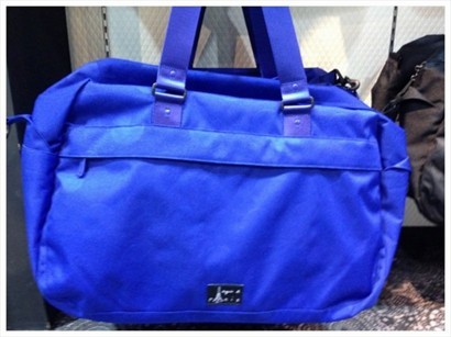 大家猜到圖中這個藍色的VOYAGE小型旅行袋幾多錢嗎？