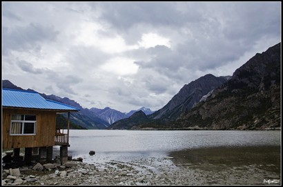 在湖邊有間小木屋，在木屋的右方風景。