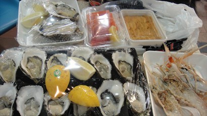 兩隻珍寶蠔, 一打Pacific oyster, 一盒三文魚, 一盒海膽和兩隻scampi