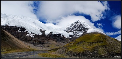 卡若拉冰川背靠西藏四大高峰之一的乃欽康桑峰海拔7191米南坡，在整個西藏離公路最近的就是卡若拉冰川，離公路只有三百多米。