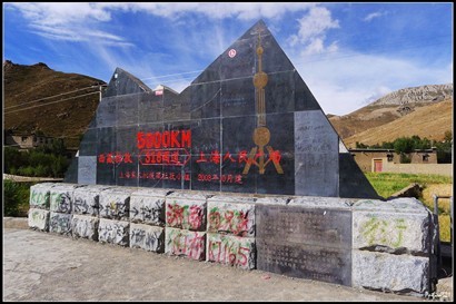 來到318國道5000KM的紀念碑。10/2003所建，由上海人民廣場至西藏拉孜此石碑共10000KM，所以這5000KM是有很大的義意。 