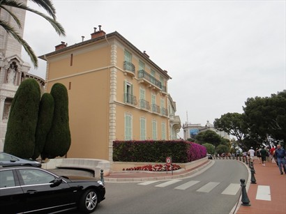 白色建築物Oceanographic Museum of Monaco（右）