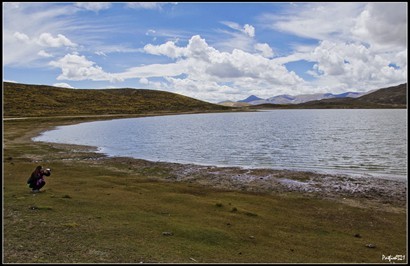 飯後便來到這湖景外的公路停車，那時忘記問這湖的名字，只記得師傅說是措...   在西藏，措=錯，就是湖的意思... 那即是這個叫什麼湖呢???