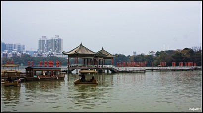 飯後13:30便開車離開，向惠州西湖進發。 13:40便到了惠州西湖。