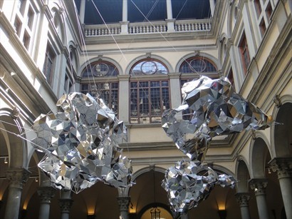 Palazzo Strozzi: 大堂內之空中展覽品