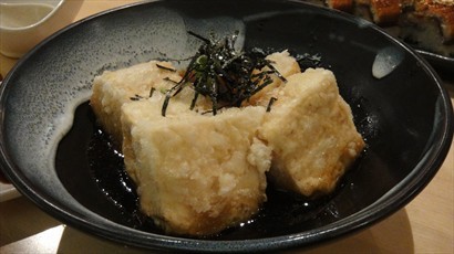 日式炸豆腐炸粉太薄, 沾了醬汁後不夠煙韌, 豆腐也不太滑