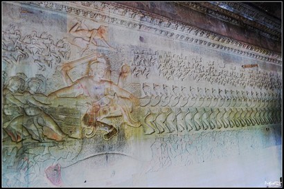 毗濕奴攪乳海浮雕，中間毗濕奴騎神龜，阿修羅在左，天神在右。