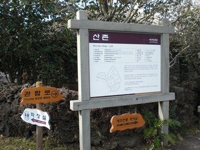 周圍都有指示牌及地圖，中英日韓文，唔怕走錯路！