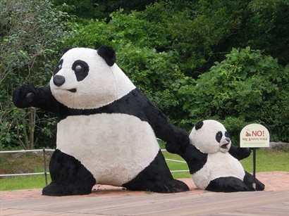 門前的熊貓非常搶眼