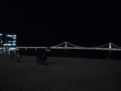 燈光映照下的廣安里大橋。