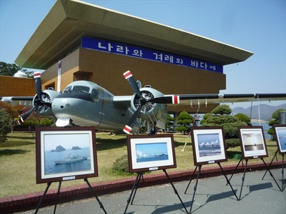總站下車後，見到好多紀念相片和軍機，後面就係博物館。