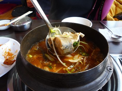 魚湯鍋內有明太魚、雲吞、豆腐、大豆芽等，湯底鮮甜唔腥。
