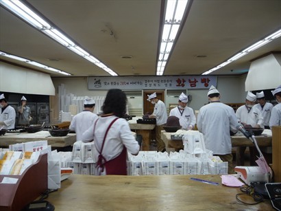 店舖採開放式廚房，甫入門口即見裡面廚師正密密手炮製皇南餅的各個過程，保證新鮮熱辣。