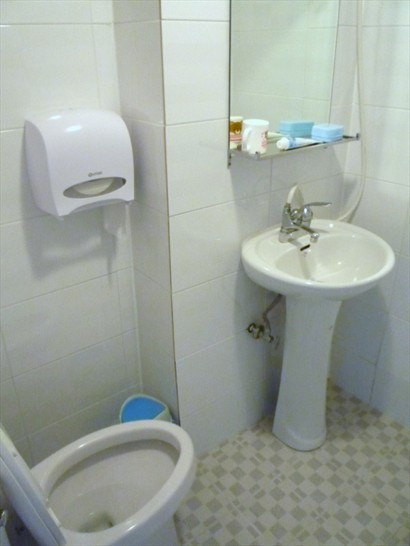 浴室只有一支牙膏，其他沐浴用品欠奉。