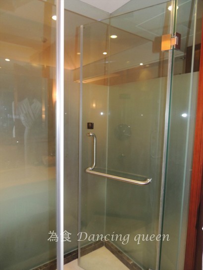 半透明的玻璃淋浴房