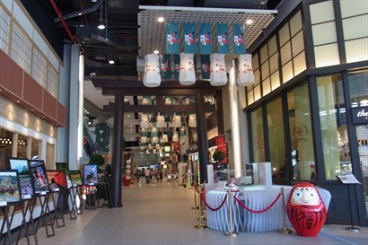 這個樓層主要係日式餐廳，整體裝修都帶東洋風