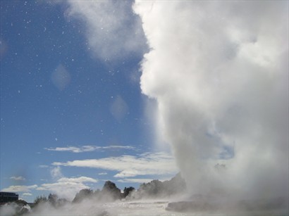 間歇泉噴發時發出巨響，水花、蒸氣充斥整個山頭
