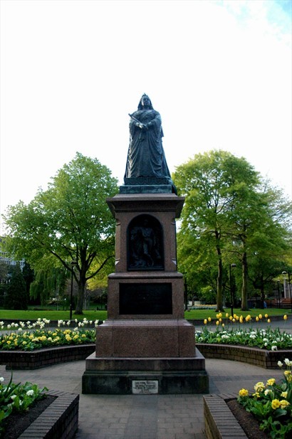 Queen Victoria Statue總少不了維多利亞銅像