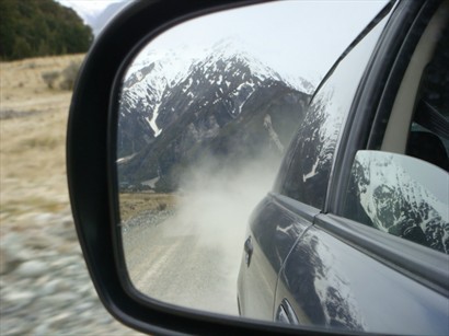 進入Tasman冰河沒有正式的路，只有由車輛行駛出的軌跡，前進時背後揚起沙塵遮天閉是