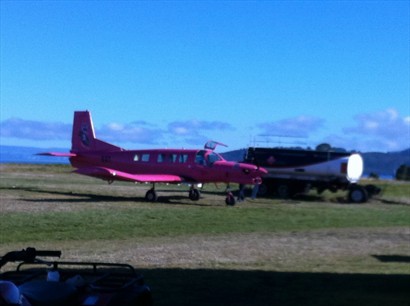粉紅色的飛機, 載住我們一飛沖天, 型爆