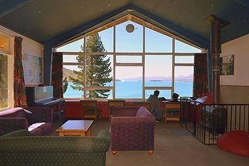 交誼廳內有大片的落地窗，面對著湖面，從日出到日落都不會錯過---照片節錄hostels.com