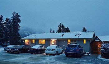 覆蓋著白雪的YHA---照片節錄hostels.com