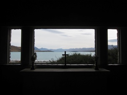 教堂裡的木窗，框住了一幅幅的湖光山色