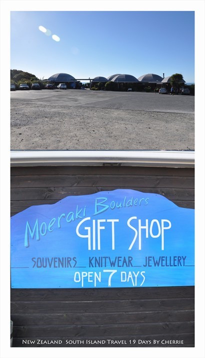 到達Moeraki Boulders大圓石的海灘前,必經的餐廳! 外形與景點大圓石形神俱似!