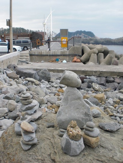 層貝類化石產地就晌新緣島跨海大橋入口位