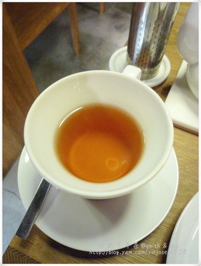 黃金大吉嶺茶，有淡淡的香氣，不會過苦，過後還有一點點回甘的味道。香味在口腔停留很久