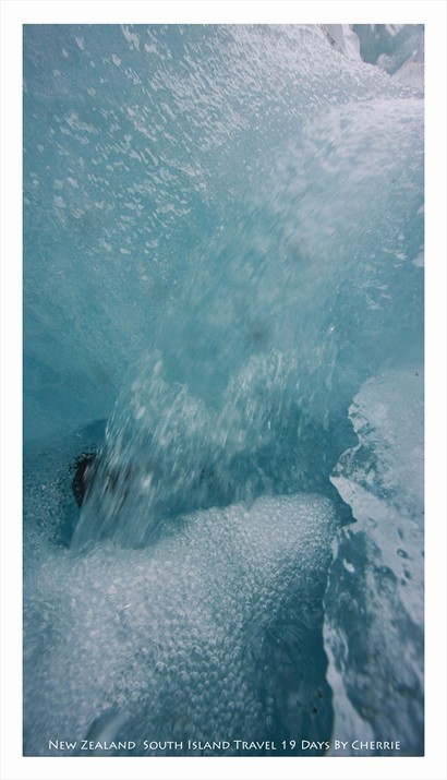 驚險跨過中空的冰河間!