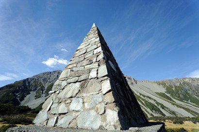 這個金字塔便是登山者紀念碑，紀念在Mt Cook 遇難的人仕