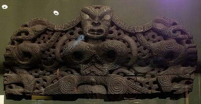 毛利人對母系社會的崇拜，這雕刻是「Ko Nga Wahine:nga aho turoa o Papatuanuku」即母親是後代的根源