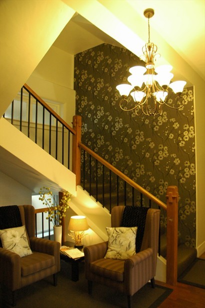 屋內的樓梯通往不同樓層，下面是住戶的起居室