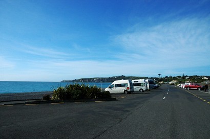  Kaikoura 的停車場，毗鄰著沙灘，天藍，海更藍