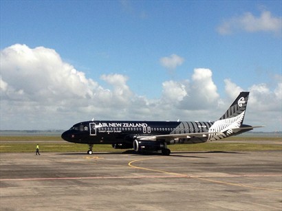 巧遇紐西蘭航空為當地足球隊打氣的最新型號ALL BLACK客機