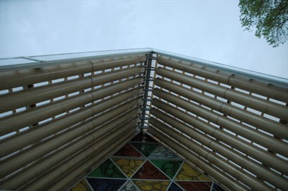 98支大型紙筒搭建出傳統教堂三角的外型