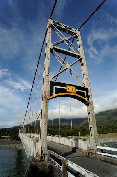 Karangarua river上的橋