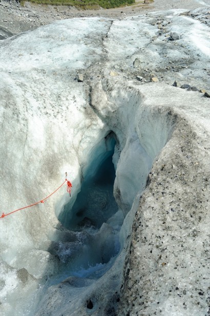 冰川上有很多小洞，一不留心便很容易跌進去
