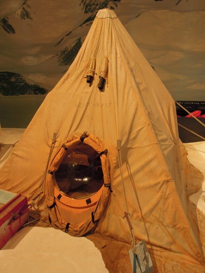 工作人員當時住在南極時使用的帳篷，入口處非常的小，防止冰風暴帶來的冷空氣的侵襲