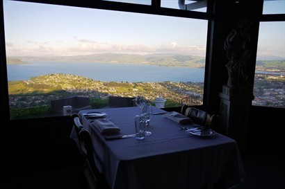 一邊吃一邊可以飽覽 Rotorua 市的全景、湖景和遠處的山景