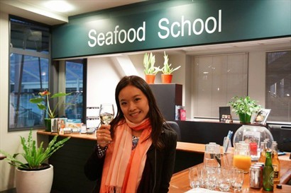今日嘅「工作」仲未完㗎！我地去返Auckland Seafood Market 入面嘅Seafood School煮海鮮餐呀！  歎住靚酒welcoming drink等入班房~