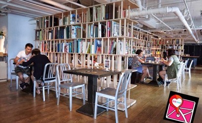 Amba的早餐吧設計也非常獨特。用餐的地方有如圖書室。