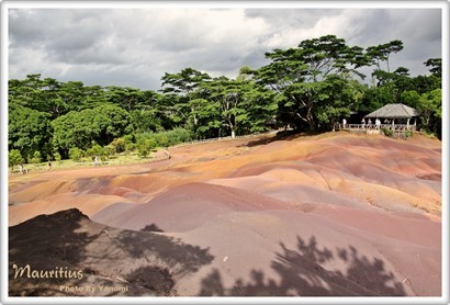 其實Mauritius係由火山岩爆發而形成既一個小島  而"七色石"都係由火山爆發而形成既一個自然現象  經千年沉澱而演變出七種顏色~當地亦有"地上彩虹"之美譽