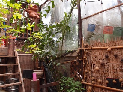 小食店內自成一角, 自製園林, 小橋流水, 係幾特別, 但就好多蚊呢!