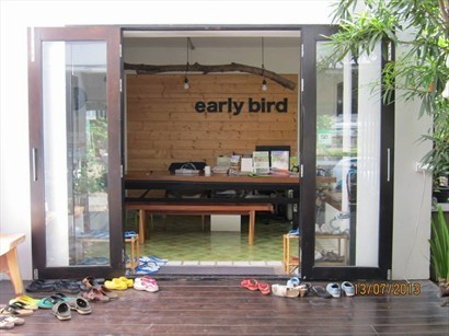 Early Bird Lobby, 入屋要除鞋, 但地板不太乾淨, 可放定對乾淨拖鞋喺門口換