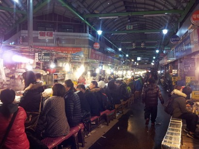 這是位於韓國的鍾路5街的廣藏市場. 一起排排坐,十分有特色