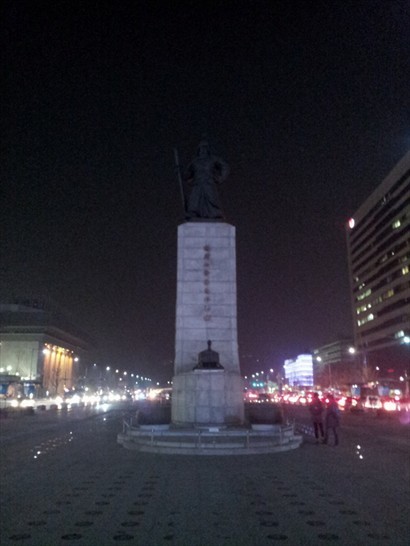 光化門廣場: 李舜臣將軍銅像