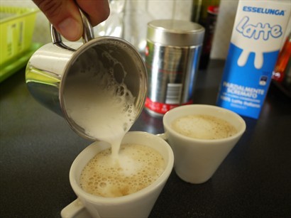 管家每天用摩卡壺和手打奶泡器為客人煮咖啡
