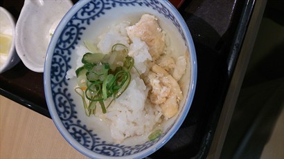 醃咗味嘅熟三文魚塊配白高湯